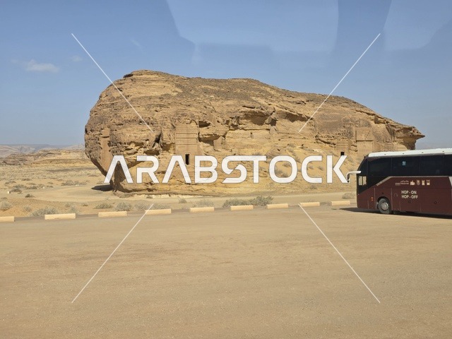 جبال العلا ومقابر الحجر مع حافلة سياحية