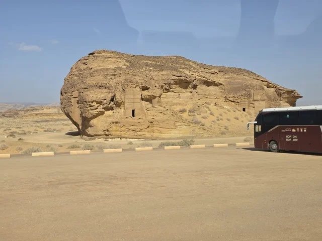 جبال العلا ومقابر الحجر مع حافلة سياحية