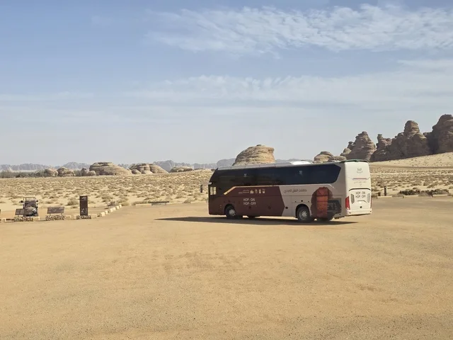 حافلة سياحية في صحراء العلا بالمملكة العربية السعودية