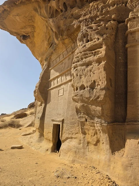 مقبرة نبطية قديمة منحوتة في صخور العلا