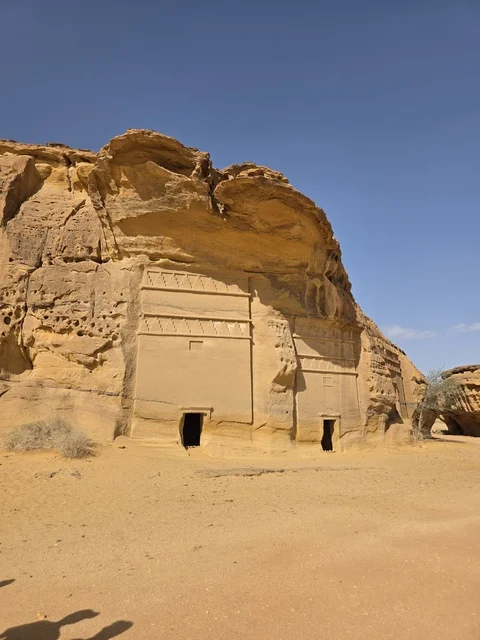 مقابر الحجر النبطية المنحوتة في العلا السعودية