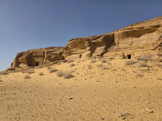 المقابر النبطية الأثرية في جبال العلا بالسعودية