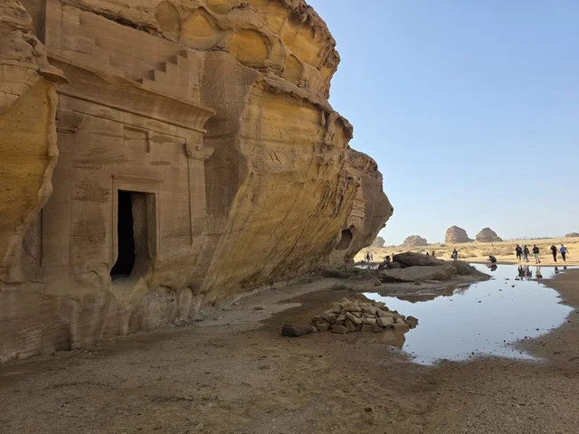 مقبرة منحوتة في جبال العلا بالمملكة العربية السعودية