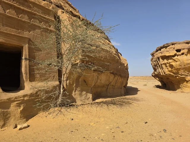 مقابر الأنباط الأثرية في جبال العلا بالسعودية