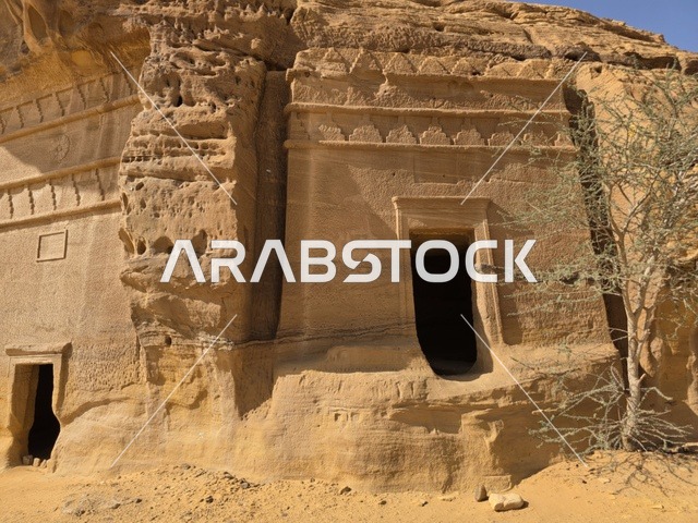 المقابر النبطية الأثرية المنحوتة في جبال العلا بالسعودية