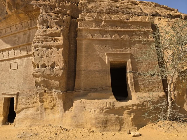 المقابر النبطية الأثرية المنحوتة في جبال العلا بالسعودية