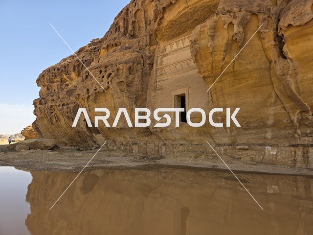 مقبرة الحجر النبطية في العلا مع انعكاس مائي