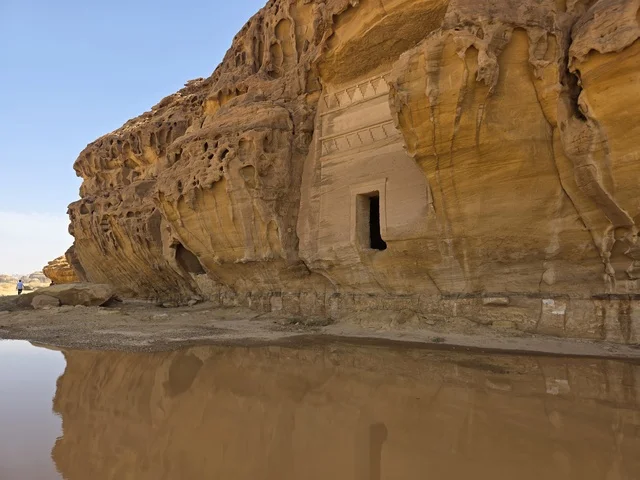 مقبرة الحجر النبطية في العلا مع انعكاس مائي