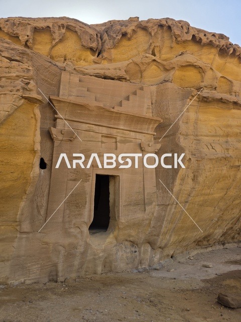 واجهة صخرية منحوتة في جبال العلا بالمملكة العربية السعودية