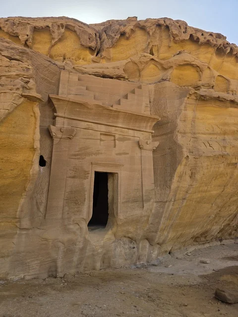 واجهة صخرية منحوتة في جبال العلا بالمملكة العربية السعودية