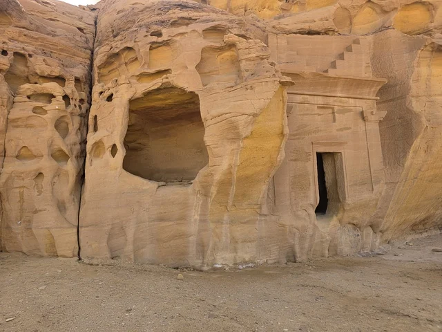 مقبرة نبطية منحوتة في جبال العلا بالسعودية