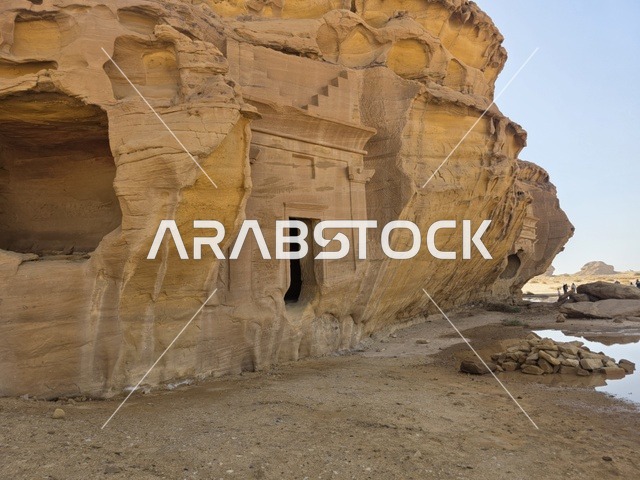 المقابر الصخرية الأثرية في العلا بالمملكة العربية السعودية