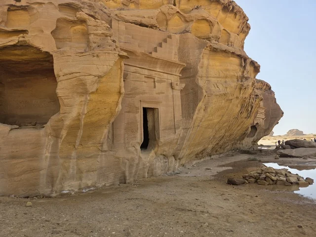 المقابر الصخرية الأثرية في العلا بالمملكة العربية السعودية