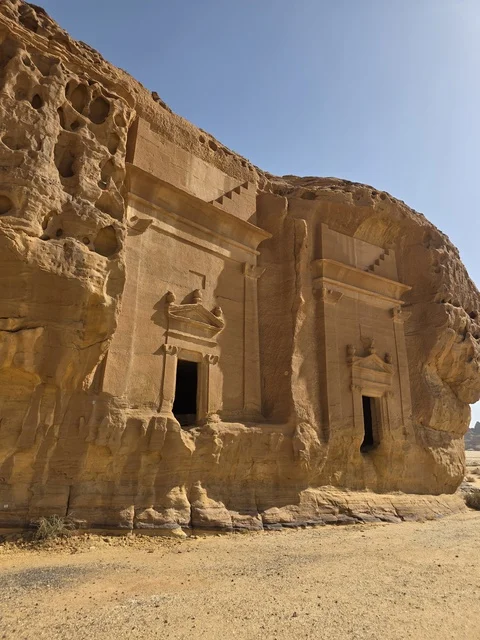 مقابر العلا النبطية المنحوتة في الجبال السعودية