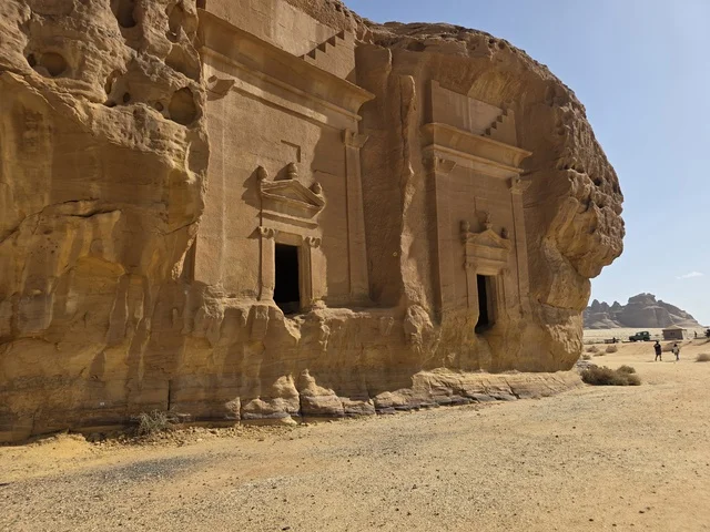 المقابر النبطية الأثرية في جبال العلا بالسعودية