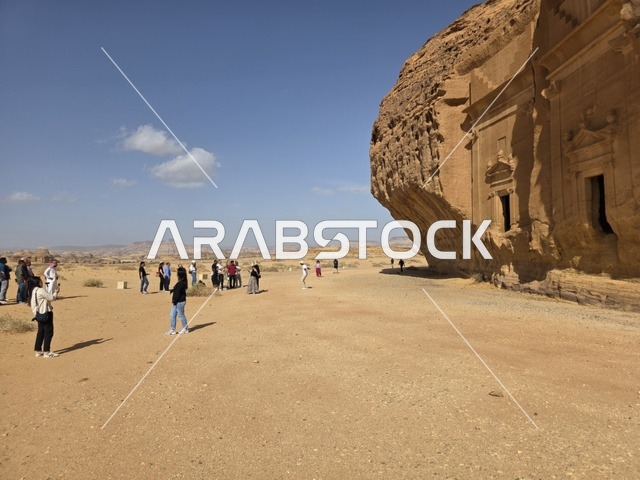 سياح في منطقة الحجر الأثرية بمحافظة العلا السعودية
