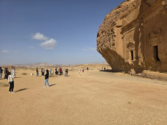 سياح في منطقة الحجر الأثرية بمحافظة العلا السعودية