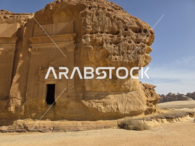 مقبرة نبطية أثرية منحوتة في صخور العلا السعودية