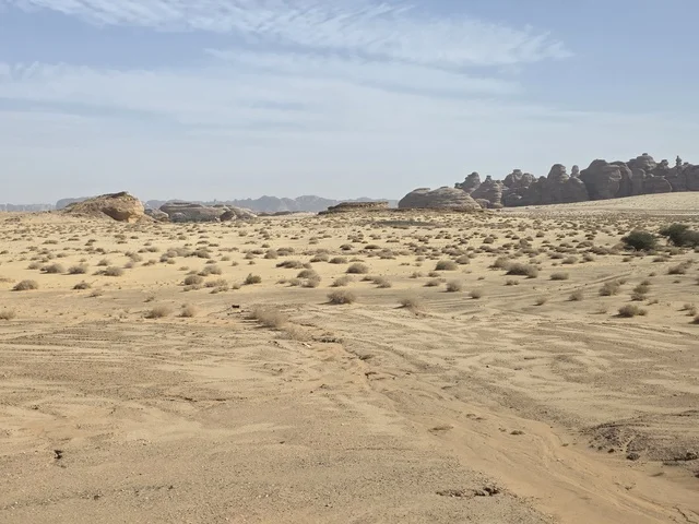 منظر طبيعي لصحراء العلا في السعودية وتشكيلات صخرية