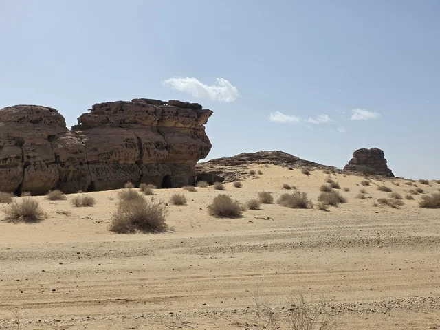 تضاريس العلا الصحراوية والتكوينات الصخرية الرملية