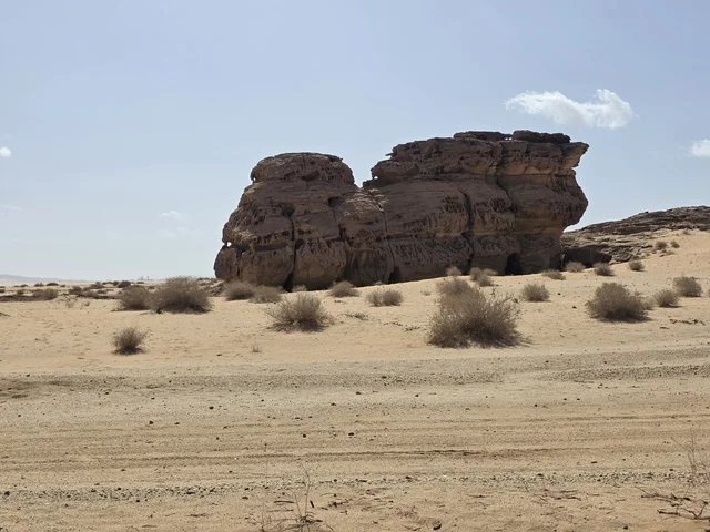تكوينات صخرية طبيعية في صحراء العلا بالمملكة العربية السعودية