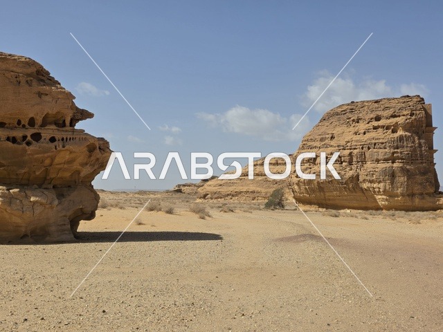 تكوينات صخرية رملية في صحراء العلا بالمملكة العربية السعودية