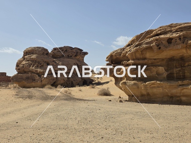 تشكيلات صخرية في صحراء العلا بالمملكة العربية السعودية
