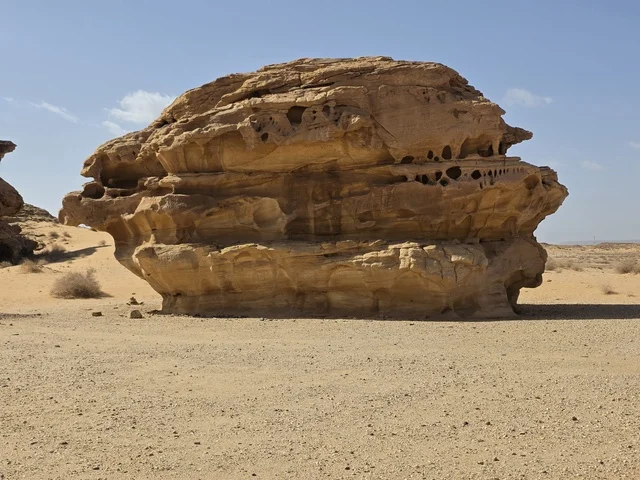 تكوينات صخرية في صحراء العلا السعودية