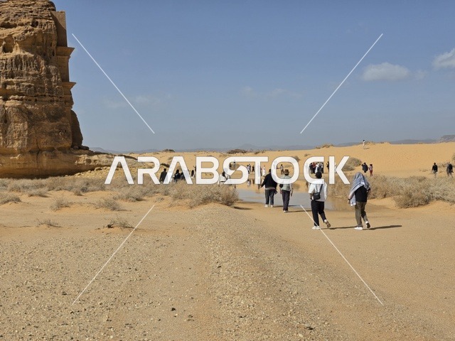 سياح يستكشفون المناظر الطبيعية في صحراء العلا بالسعودية