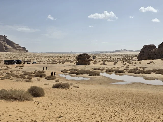 مناظر طبيعية صحراوية وتكوينات صخرية في العلا السعودية