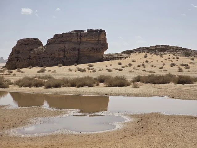 تكوينات صخرية في صحراء العلا بالمملكة العربية السعودية