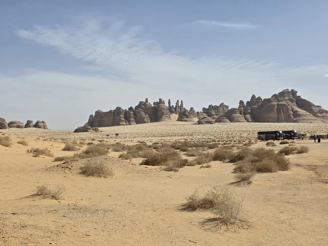 حافلات سياحية عند التكوينات الصخرية في صحراء العلا