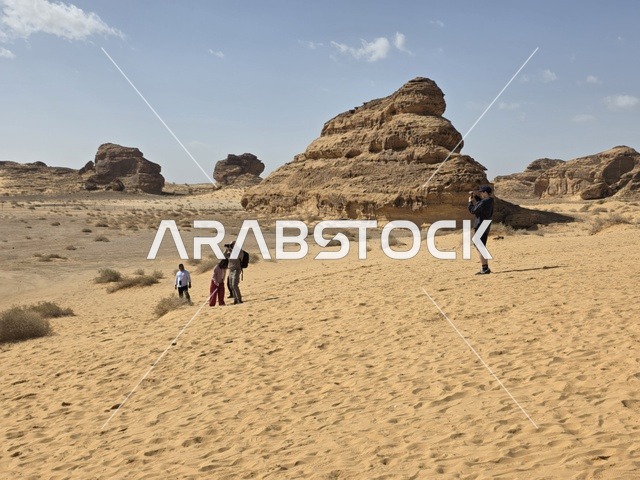 سياح في صحراء العلا بالمملكة العربية السعودية