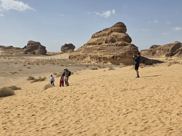 سياح في صحراء العلا بالمملكة العربية السعودية