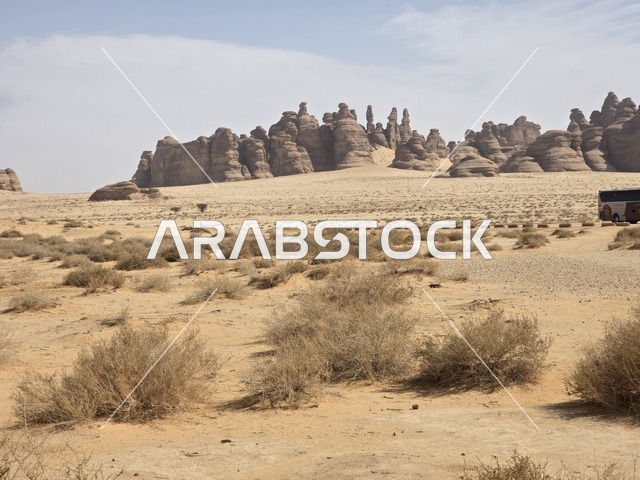 التكوينات الصخرية الطبيعية في صحراء العلا بالسعودية