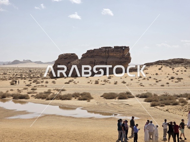 سياح عند التكوينات الصخرية في صحراء العلا بالسعودية