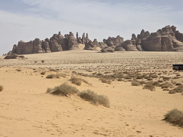 جبال العلا والمناظر الطبيعية الصحراوية في السعودية