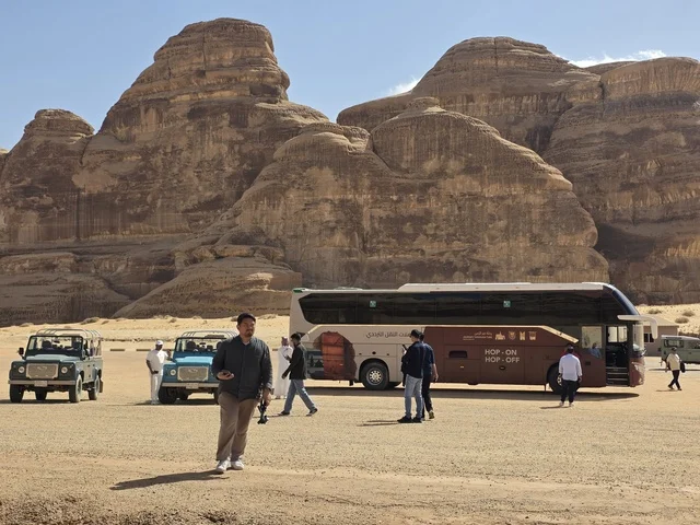 سياحة العلا في السعودية مع حافلة سياحية ومركبات