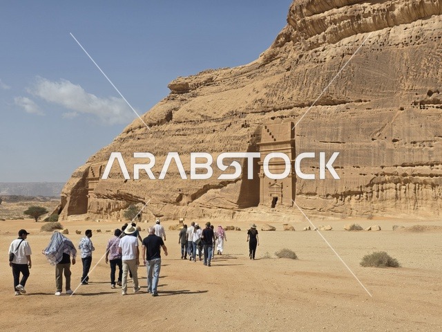 سياح يزورون مقابر الحجر الأثرية في مدينة العلا بالسعودية