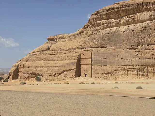 مقبرة نبطية قديمة منحوتة في منطقة الحجر بالعلا