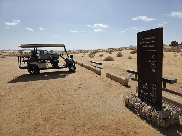 عربة كهربائية في موقع جبل لحيان بن كوزا في العلا