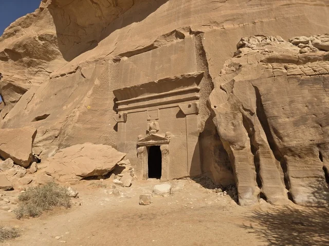 مقبرة نبطية أثرية في الحجر بمدينة العلا السعودية