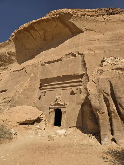 مدفن نبطي أثري في الحجر بمدينة العلا السعودية