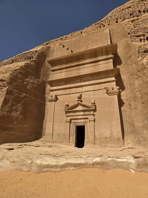 مقبرة نبطية قديمة في الحجر بالعلا السعودية