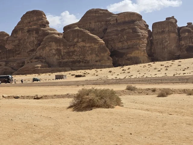 التكوينات الصخرية الصحراوية والطريق في العلا السعودية