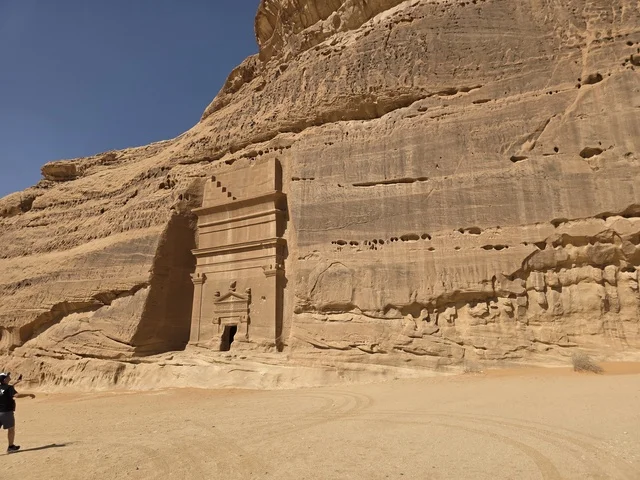 مقبرة نبطية قديمة منحوتة في جبال العلا بالسعودية