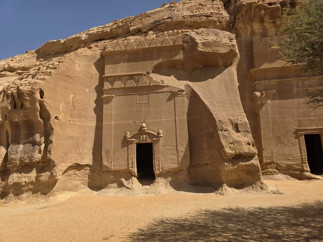 مقابر الحجر النبطية القديمة في العلا السعودية