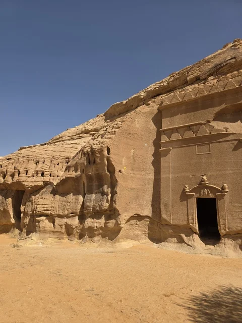 مقبرة نبطية قديمة في الحجر بمدينة العلا السعودية