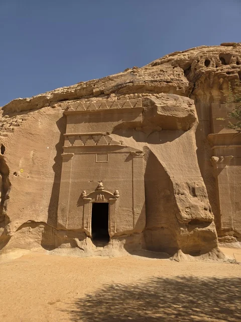 واجهة مقبرة نبطية قديمة في الحجر بالعلا السعودية