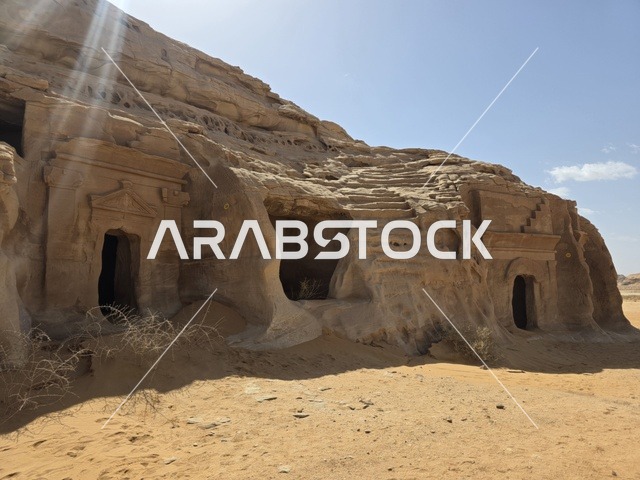 المقابر النبطية المنحوتة في الحجر بمدينة العلا